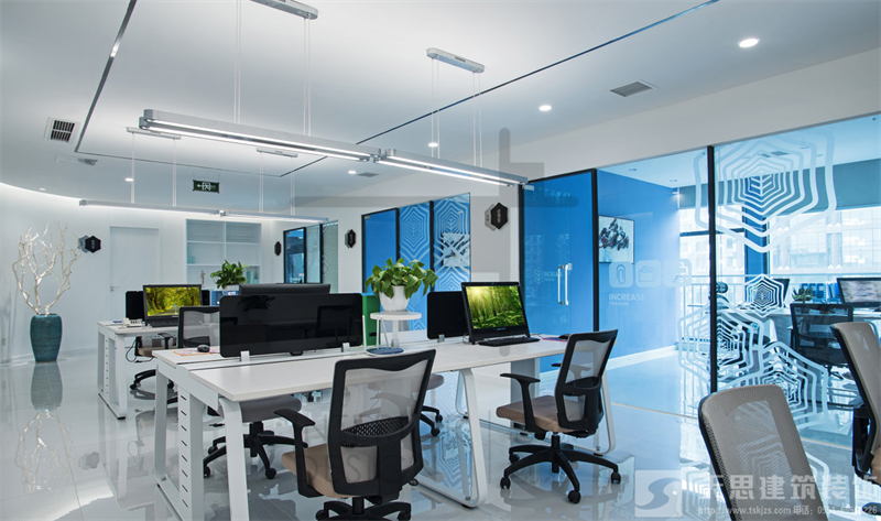 頂棚天花設(shè)計(jì)在<a href=http://www.fsyxljs.cn/ target=_blank class=infotextkey>合肥辦公室裝修</a>中的運(yùn)用